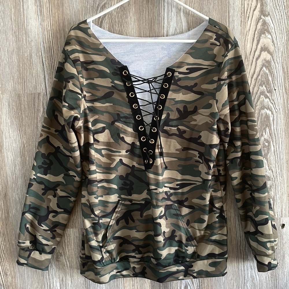 Lace-up camo print sweatshirt, XL